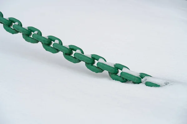 Zelený Kovový Řetěz Posypaný Sněhem Zimou Symbolem — Stock fotografie