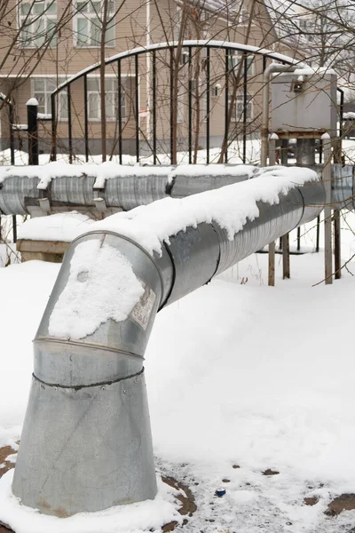 Dobra Uma Tubulação Metálica Aquecimento Principal Coberto Neve — Fotografia de Stock