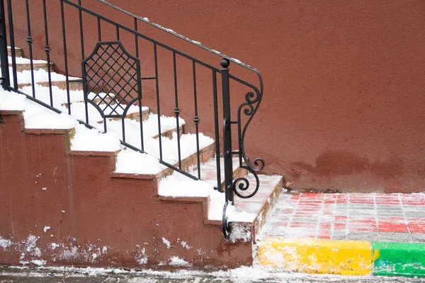 Barandilla Metálica Calada Una Escalera Cubierta Nieve Con Una Acera —  Fotos de Stock