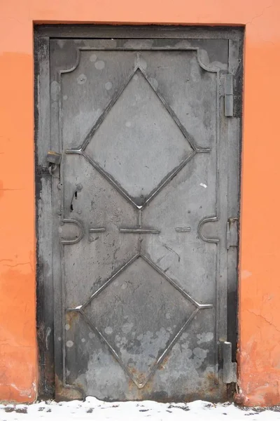 Puerta Metálica Una Pared Piedra Cubierta Óxido Cerradura Bisagras —  Fotos de Stock
