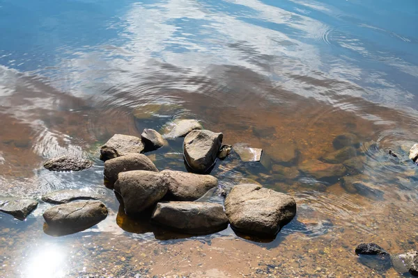 Uma Pilha Pedras Lisas Fundo Arenoso Rio Perto Costa — Fotografia de Stock