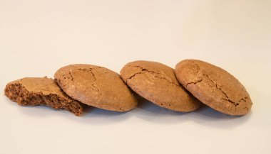 Yarım badem kurabiyesi ve masada birkaç parça daha var. Pişmiş yiyecekler, zariflik.