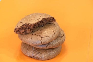 Birkaç parça badem kurabiyesi yığının içinde, halının üstünde, zarif, tatlı.