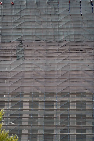 Fachada Edificio Alto Construcción Está Cortina Con Una Malla Techo —  Fotos de Stock