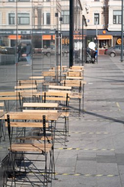 Moskova 'daki Triumfalnaya Meydanı' ndaki cam kafe. Sokaktaki masalar. Çizgili karantina izleri. Yansıma
