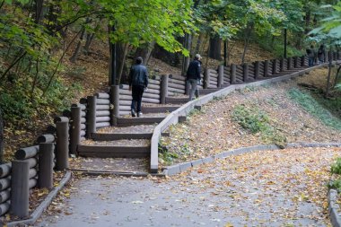 Yollar, 2020 sonbaharında Vorobyovy Gory 'nin dik yamaçlarındaki ahşap yapılarla güçlendirildi.