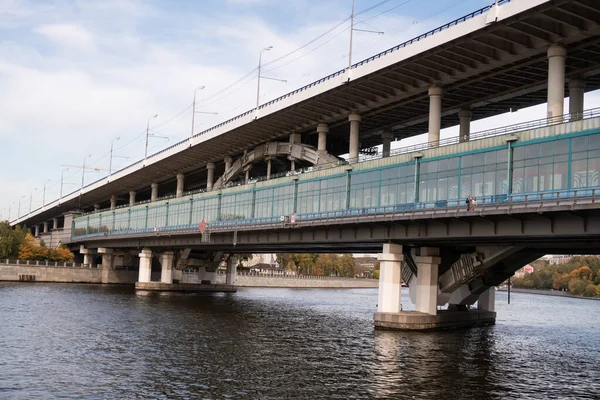 Metro köprüsü ve Moskova nehri, Luzhnetskaya seti manzarası, güneşli 2020 sonbahar günü.