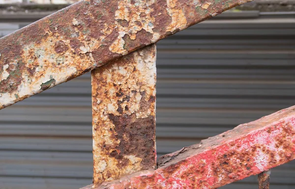 Een Fragment Van Een Zwaar Verroeste Metalen Leuning Bedekt Met — Stockfoto