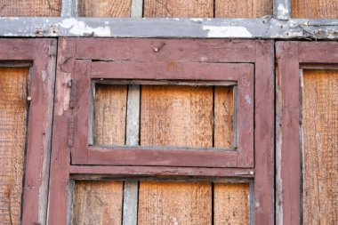 Pencerenin eski ahşap çerçevesi içeriden tahtalarla tıkanmış.