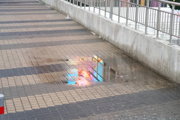 Publicidad Color Refleja Charco Acera Peatonal Fondo — Foto de Stock