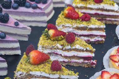 İştah açıcı tatlı hamur işleri ve taze böğürtlen, arka plan