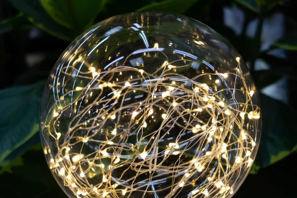 Decoración Forma Bola Vidrio Transparente Rodeada Pequeñas Bombillas — Foto de Stock