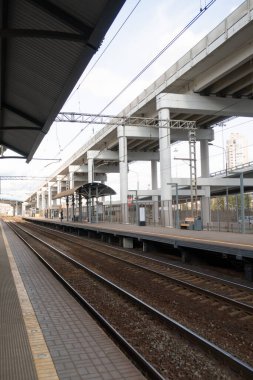 2020 sonbaharında Testovskaya platformu üzerindeki tren rayları boyunca otomobil üstgeçidi