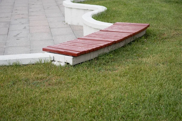 Plank Zitplaatsen Hoge Witte Steen Stoeprand Gemaaid Gazon — Stockfoto