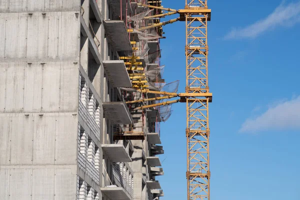 Fijación Una Grúa Construcción Fachada Edificio Alto Construcción Con Poderosas —  Fotos de Stock