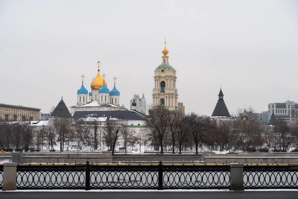 Vue Autre Côté Rivière Moscou Monastère Novospassky Visible Clôture Métallique — Photo