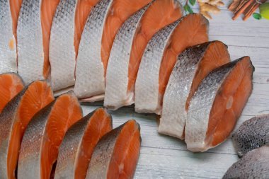 İştah açıcı somon biftekleri. Soğutulmuş kırmızı balık. Balık pazarında bir tezgah. Hassasiyet.