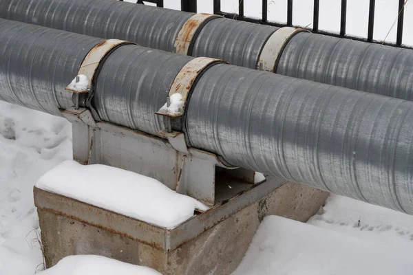 Due Tubi Del Sistema Riscaldamento Sono Fissati Con Morsetti Metallici — Foto Stock