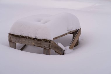 Karla kaplı eski ahşap tezgah, Moskova bölgesi, kar zemini