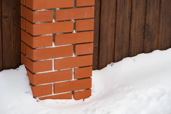 Pólo Vedação Tijolo Vermelho Neve Amontoada Nas Rachaduras Entre Tijolos — Fotografia de Stock