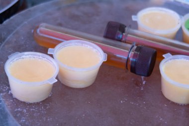 Piyasadan alırken bal test etmek için kupa ve koniler