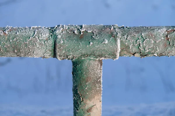 Metalen Hek Van Het Voetgangerspad Met Schilferende Verf Bedekt Met — Stockfoto