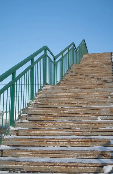 青い空の背景に金属緑の手すりと階段 — ストック写真