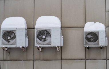 İki büyük ve bir küçük klima üstten ve içeriden karla kaplı, arka plan