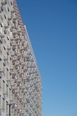 Yüksek bir konut binasının cephesi. Yüksek binalar modern mimari silueti. Arkaplan