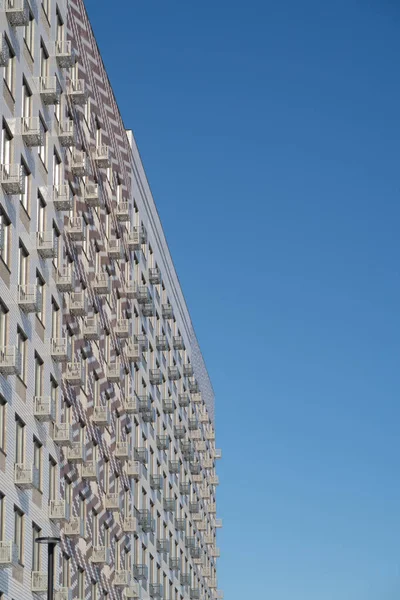 Yüksek bir konut binasının cephesi. Yüksek binalar modern mimari silueti. Arkaplan