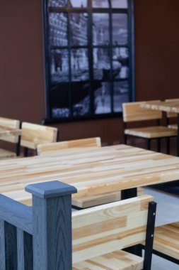 Alışveriş merkezindeki popüler bir kafede boş masalar, kriz ve karantina