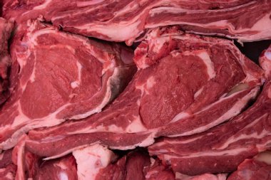 Taze kırmızı et dokusu, satılık kürek, doyurucu gastronomik arka plan.