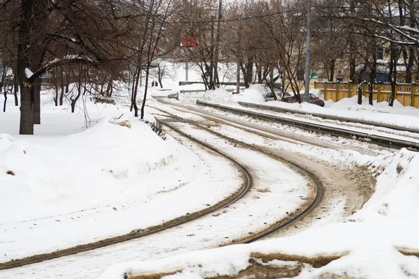 Tramvay rayları kardan temizlendi, kış arkaplanı, Moskova