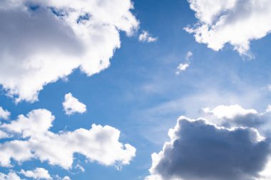 Mavi gökyüzünde beyaz bulutlar arka plan, güneş ışığı, arkaplan