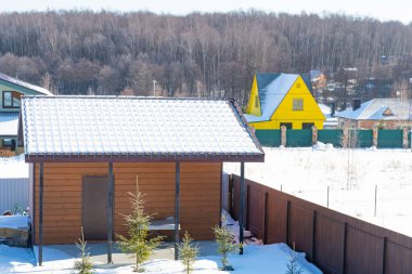 Yazlık evlerini, karla kaplı bir huş ağacının arka planına göre değiştir.