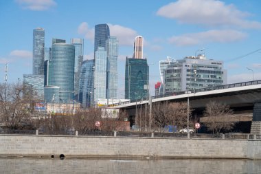 Moskova nehir seti ve otomobil köprüsü şehir planlamasının arka planına karşı, 2021