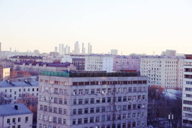 Moskova 'nın merkezinde, Moskova şehrinin gökdelenlerinin ve kentsel manzarasının arkaplanına karşı yerleşik gelişim