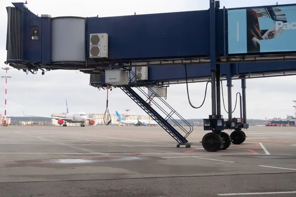 Passagier Teleskopleiter Flughafen Vor Dem Hintergrund Des Flugzeugs — Stockfoto