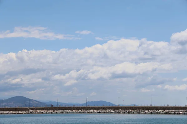 遠くの山々 ミニマリズム Alanya 2021の背景にある港の海と海のモール — ストック写真