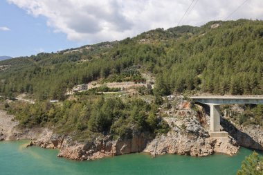 Dim Nehri 'nin kıyısındaki sarp kayalıklar, köprünün desteği görünür, Alanya April, 2021