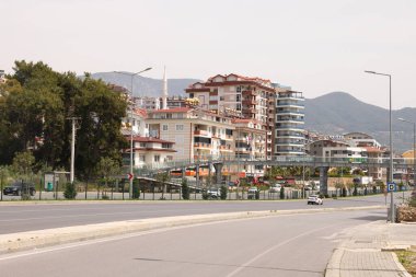 2021 Nisan 'ında Alanya' da geniş bir otoyol üzerinde geniş bir yaya köprüsü.