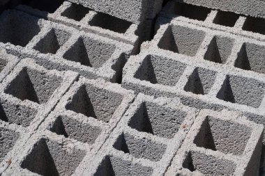 İçi boş beton bloklar, sert gölgeler, arka plan