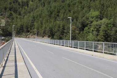 Rezervuarın üst kısımlarındaki Dim Nehri üzerindeki yeni karayolu köprüsü, Türkiye, Alanya, Nisan 2021