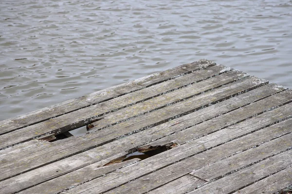 Houten Vloeren Voor Vissers Aan Oever Van Vijver Rotte Planken — Stockfoto