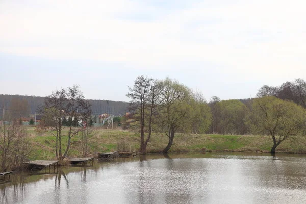 Εγκαταλελειμμένο Ιχθυοτροφείο Στον Ποταμό Nikozhel Ορατή Λίμνη Και Ξύλινες Εξέδρες — Φωτογραφία Αρχείου