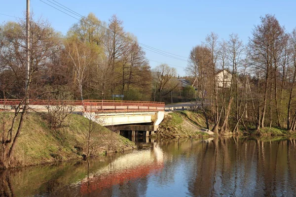 Ponte Automóvel Com Trilhos Vermelhos Através Rio Nikozhel Região Moscou — Fotografia de Stock