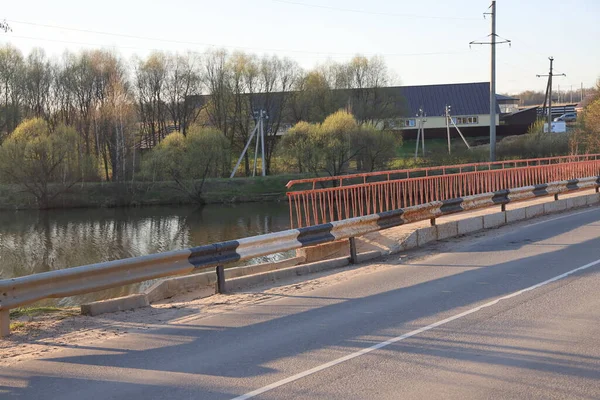 Nikozhel Nehri Boyunca Uzanan Kırmızı Raylı Otomobil Köprüsü Kırsal Binaların — Stok fotoğraf