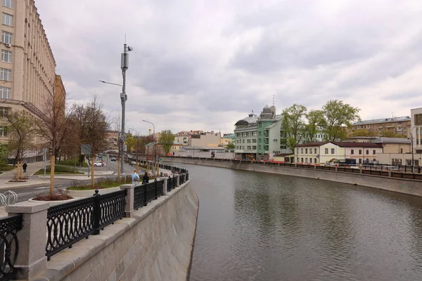 Kanał Wodny Moskwie Ovchinnikovskaya Sadovnicheskaya Nasypów Maj 2021 — Zdjęcie stockowe