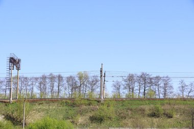 Demiryolu seti, minimalizm, Moskova bölgesi üzerindeki raylar, direkler ve kablolar, Mayıs 2021