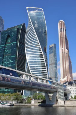 Moskova şehir binalarının arka planına karşı yaya köprüsü Bagration, Presnenskaya seti, Moskova, 2021